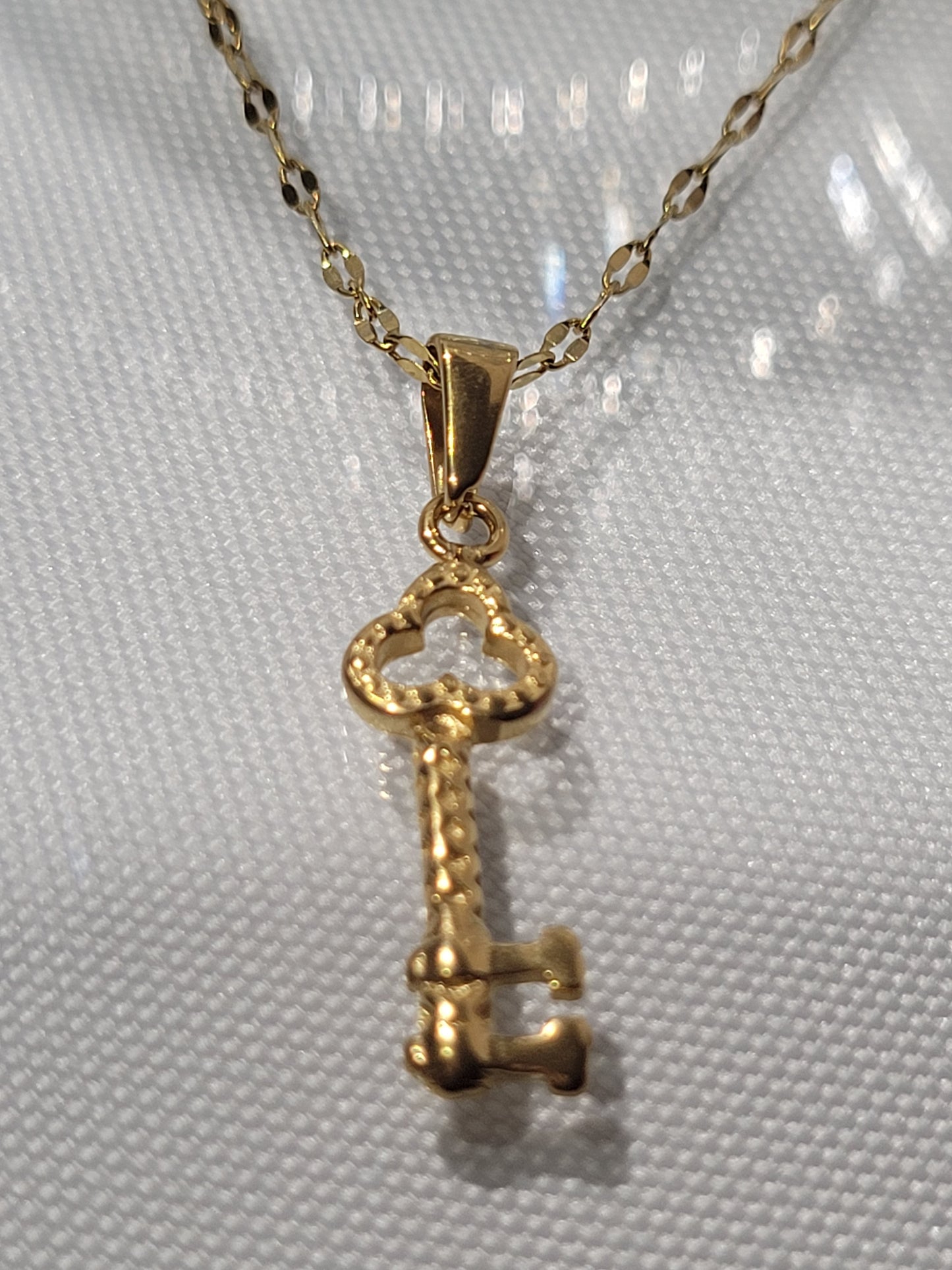 KEY CHARM NECLACE