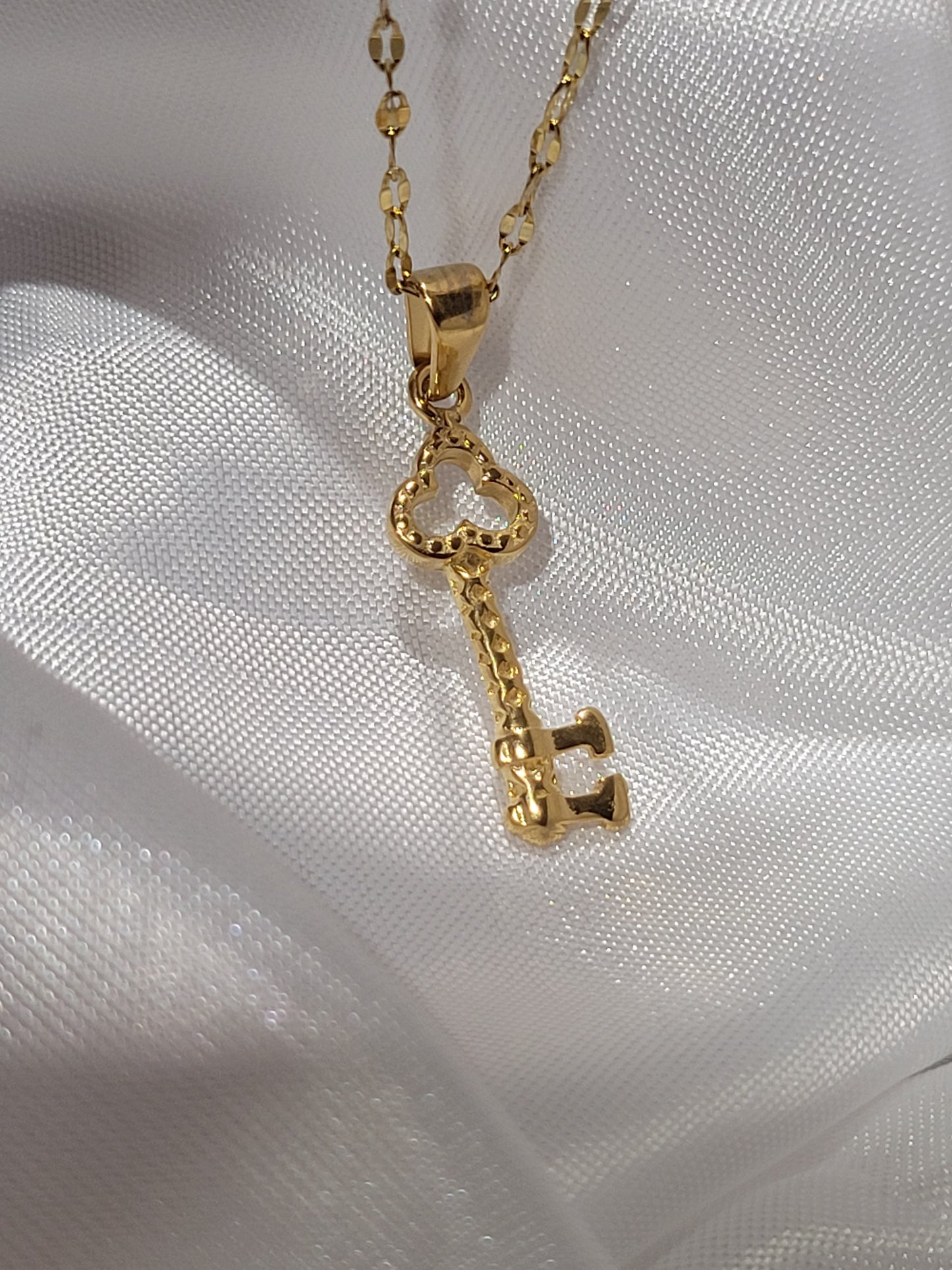 KEY CHARM NECLACE