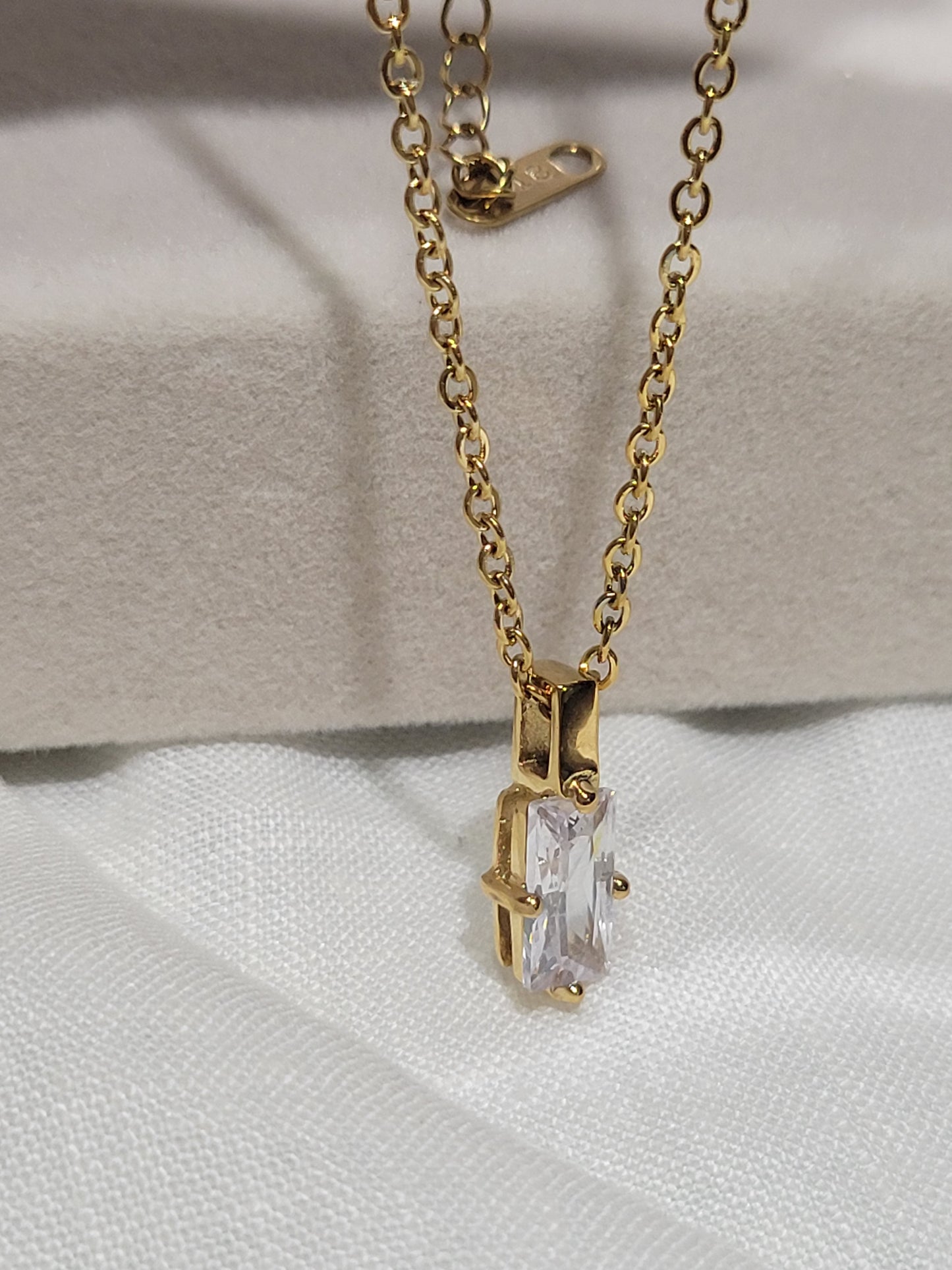 BONNIE SQUARE ZIRCON PENDANT NECKLACE