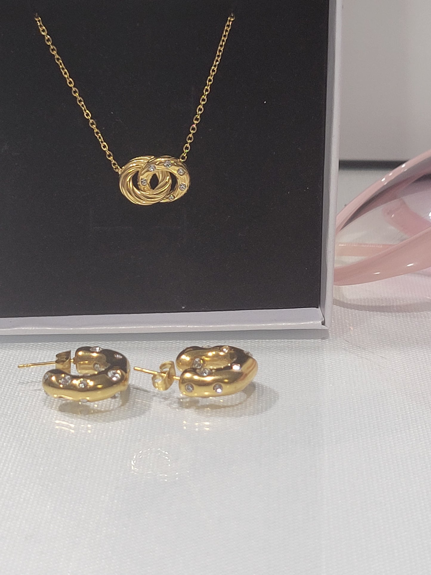 BELLA CIRCLE NECKLACE