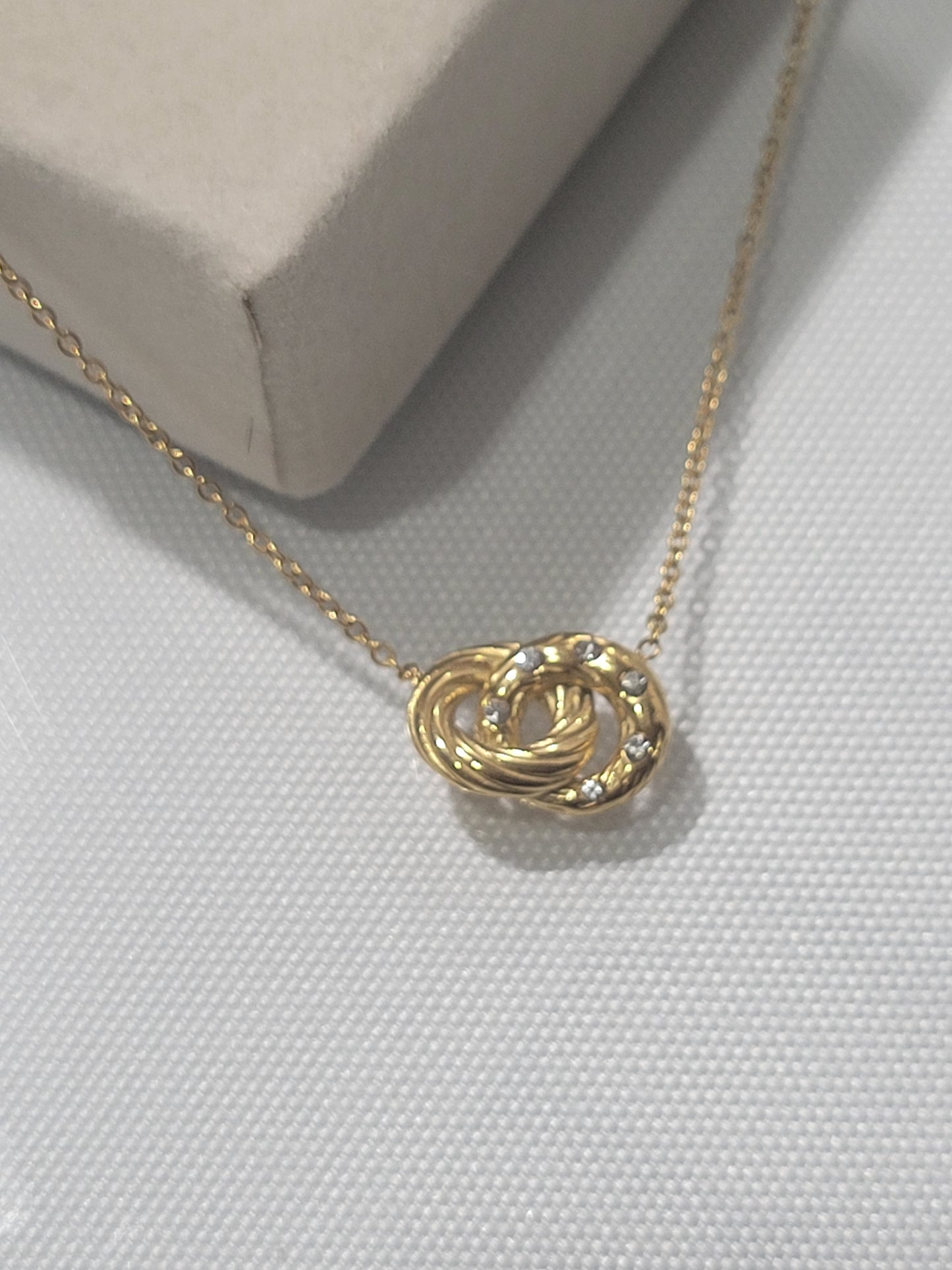 BELLA CIRCLE NECKLACE
