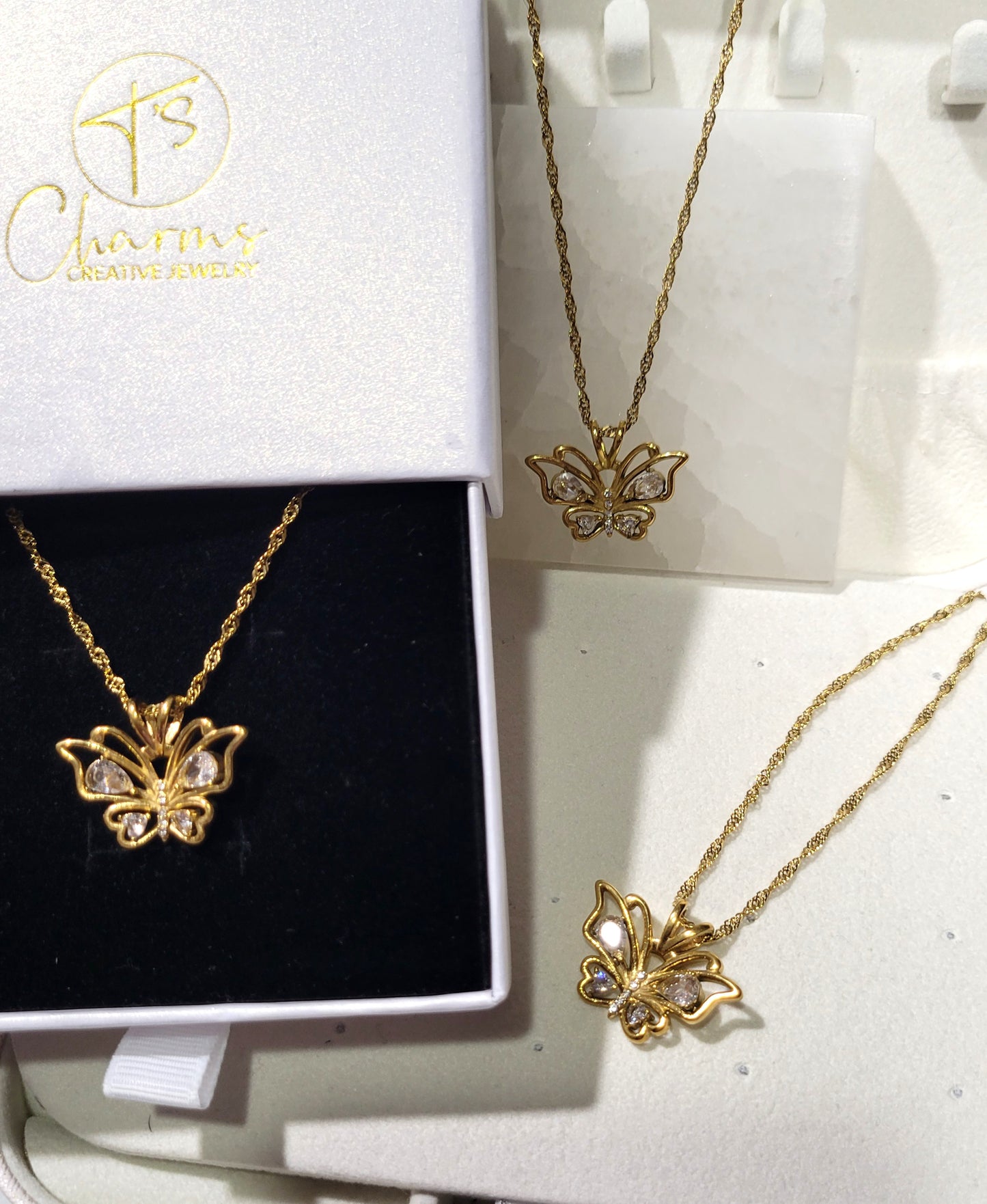 BUTTERFLY CHARM PENDANT NECKLACE