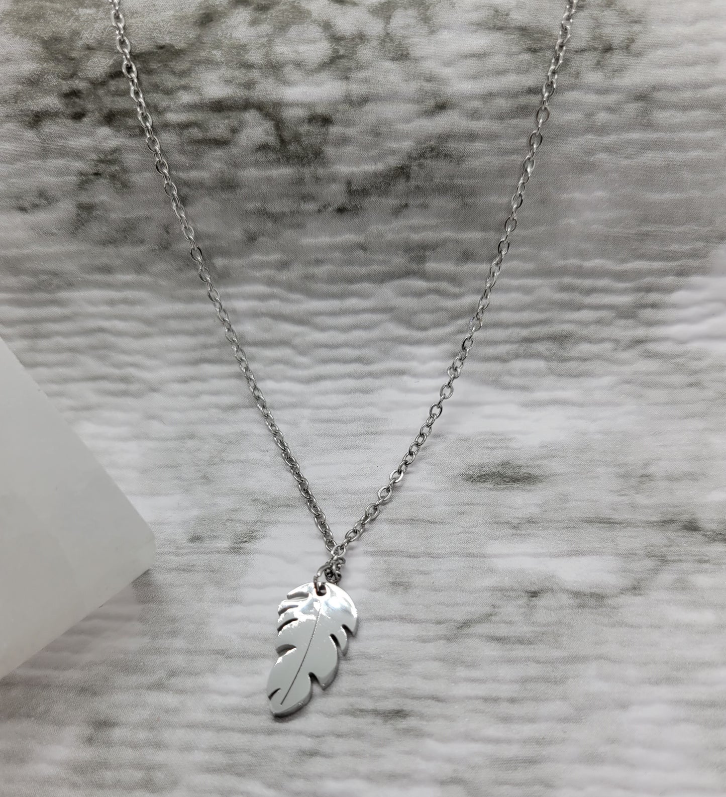 APRIL LEAF NECKLACE