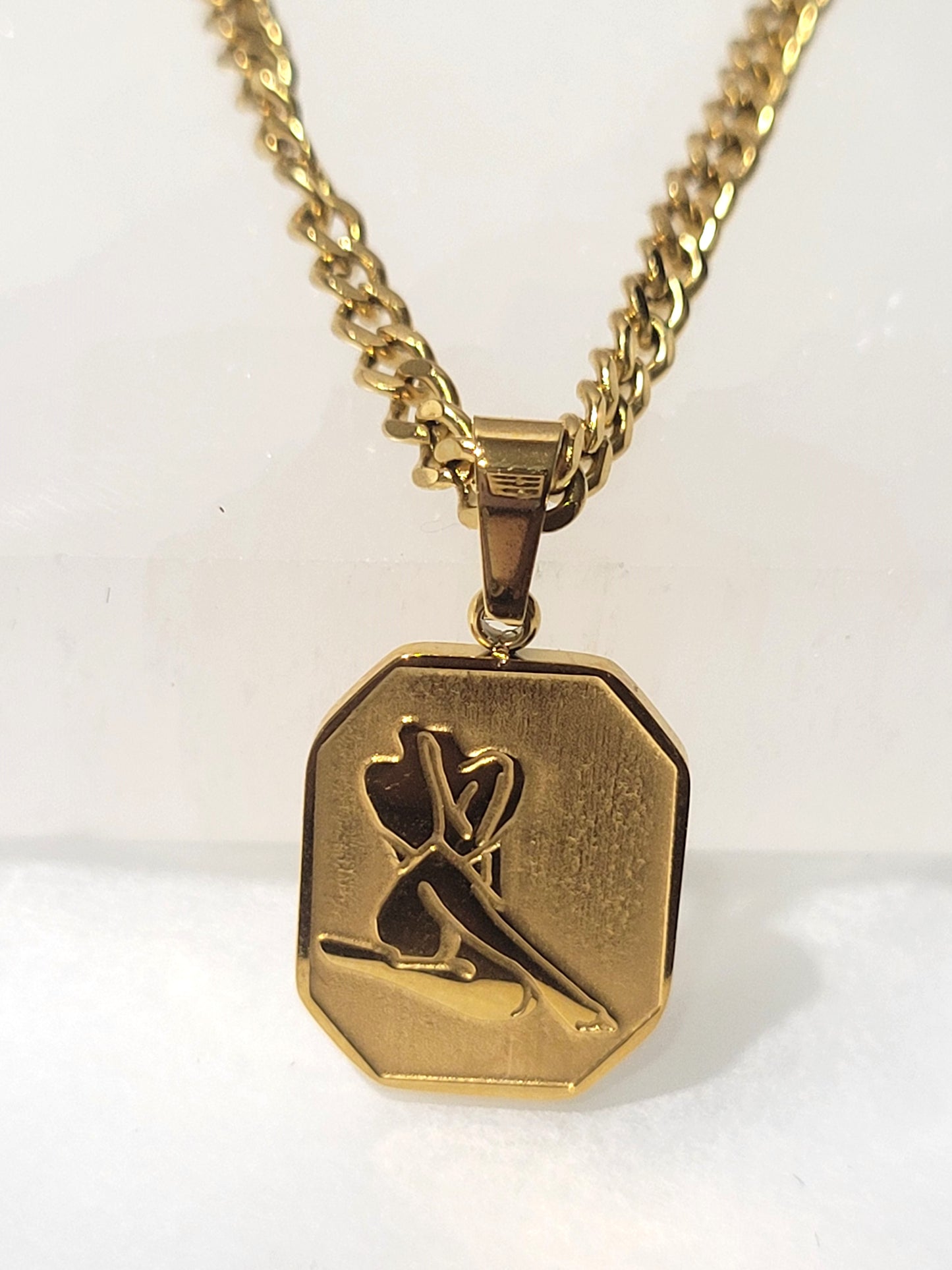 FEARLESS QUEEN 18K GOLD PENDANT NECKLACE