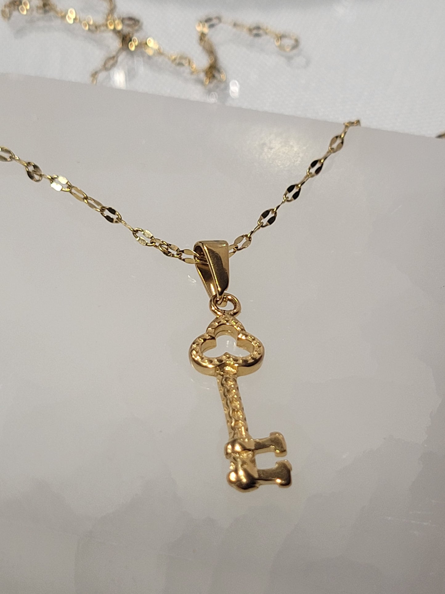 KEY CHARM NECLACE