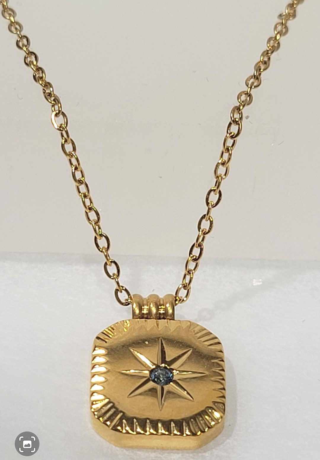 STAR BRIGHT GOLD PENDANT NECKLACE