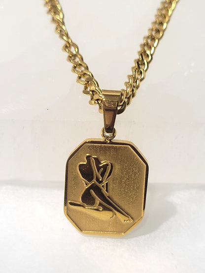 FEARLESS QUEEN 18K GOLD PENDANT NECKLACE